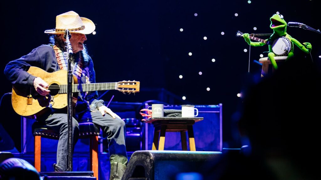 Willie Nelson Sings “Rainbow Connection” With Kermit the Frog at Success Reunion 2024: Watch