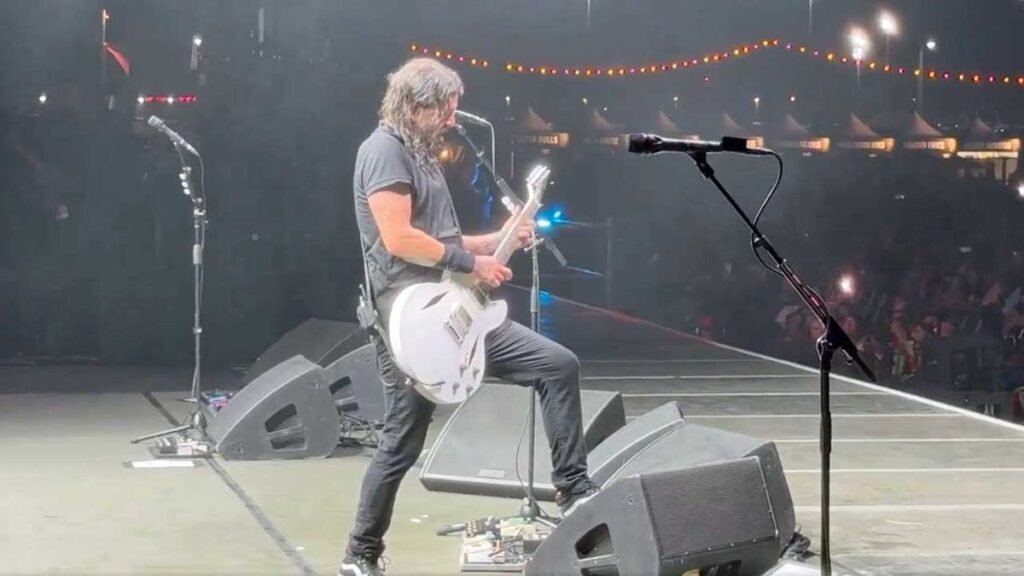 Watch Dave Grohl and Wolfgang Van Halen prank a whole competition with quilt of Van Halen’s Eruption