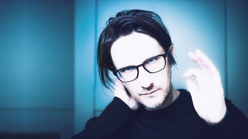 Folks ask Steven Wilson why he thinks Coldplay are wankers. Now he in the end has a solution