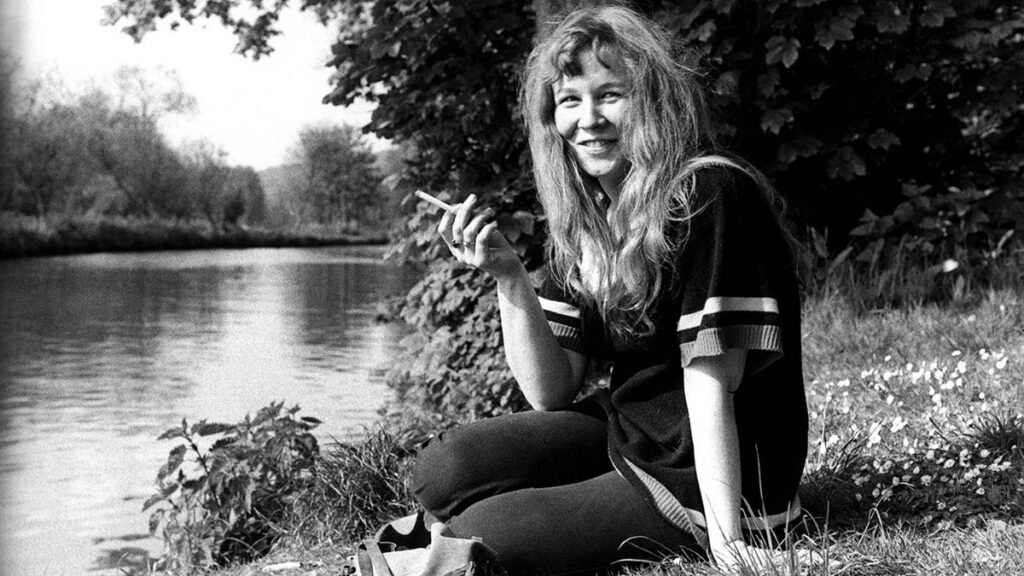 “There are qualities of grandeur and flight in her track, but it comes throughout as utterly unpretentious and emotionally grounded”: Remembering Sandy Denny
