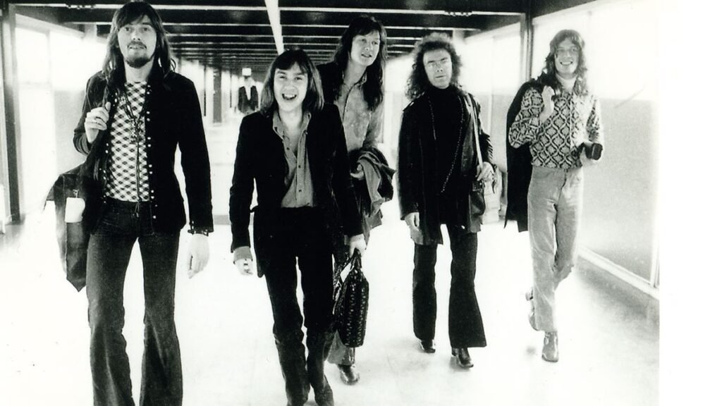 “All I will take into accout was once Robert Fripp giving up totally, announcing, ‘There’s no hope’”: King Purple’s torturous adventure thru fourth album Islands – and its 30-year fallout