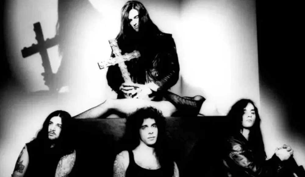 TYPE O NEGATIVE’s ‘Bloody Kisses’: 31 Years Of Darkish Brilliance TYPE O NEGATIVE’s ‘Bloody Kisses’: 31 Years Of Darkish Brilliance